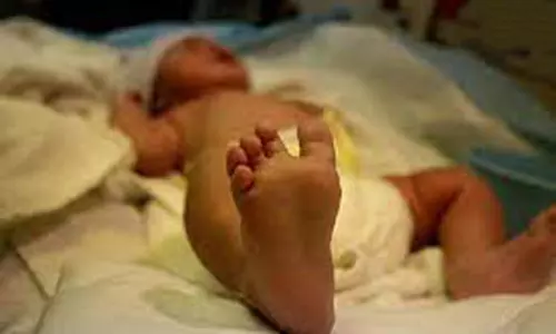 தொப்புள் கொடியுடன் பச்சிளங்குழந்தை பிணம்