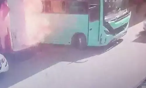 பெட்ரோல் பம்பில் எரிபொருள் நிரப்பிக்கொண்டிருந்தபோது திடீரென தீப்பிடித்த பேருந்து- இருவர் படுகாயம்