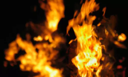 செங்குன்றம் அருகே பழைய பிளாஸ்டிக் குடோனில் பயங்கர தீ விபத்து- 5 மணி நேரமாக போராடும் தீயணைப்பு வீரர்கள்