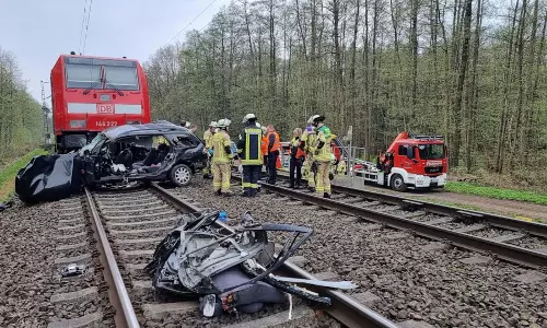 ரெயில்வே கேட்டை கடக்க முயன்ற கார் மீது ரெயில் மோதி விபத்து- 3 பேர் உயிரிழப்பு