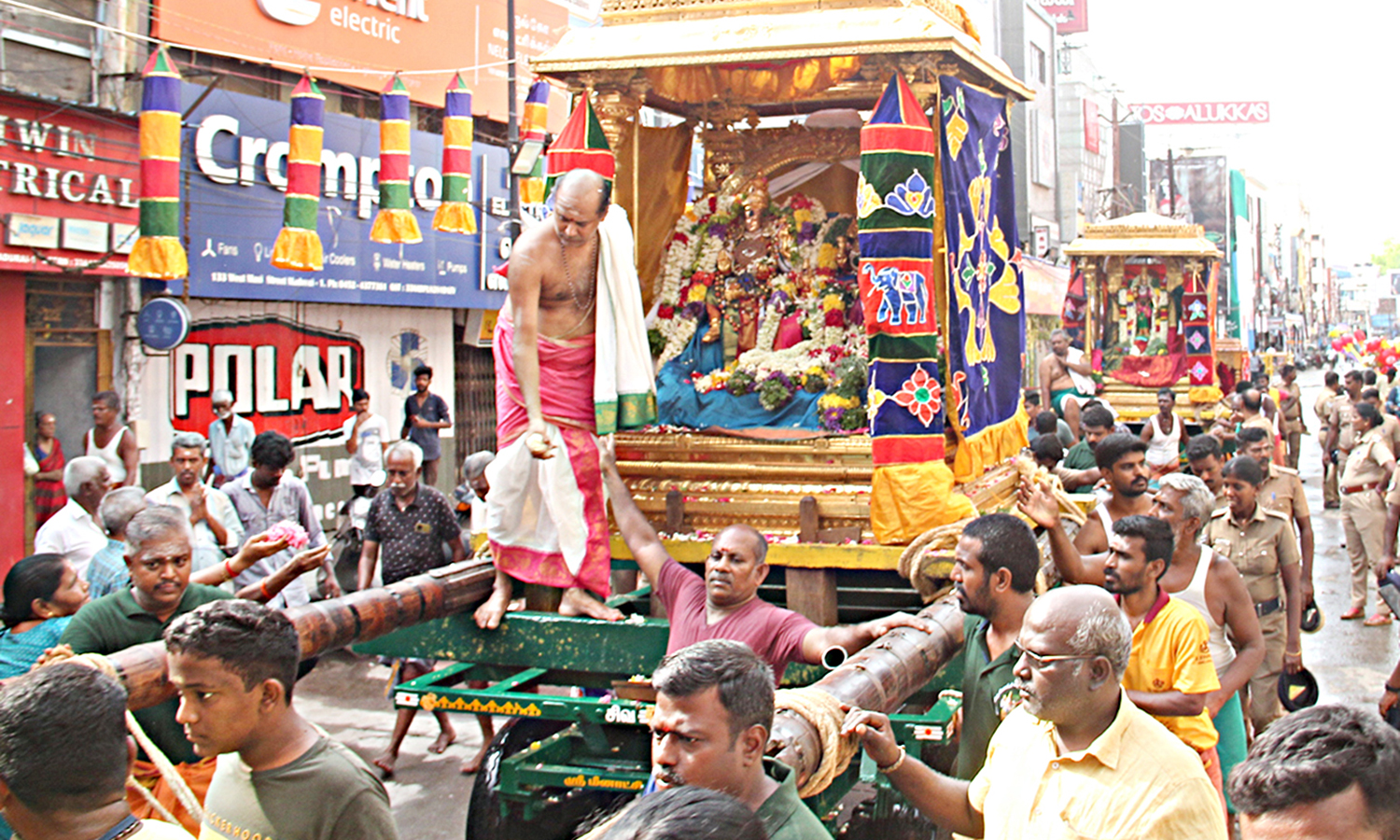 மதுரை சித்திரை திருவிழா: மீனாட்சி அம்மன்-சுந்தரேசுவரர் பிரியாவிடையுடன் தங்க சப்பரத்தில் வீதி உலா