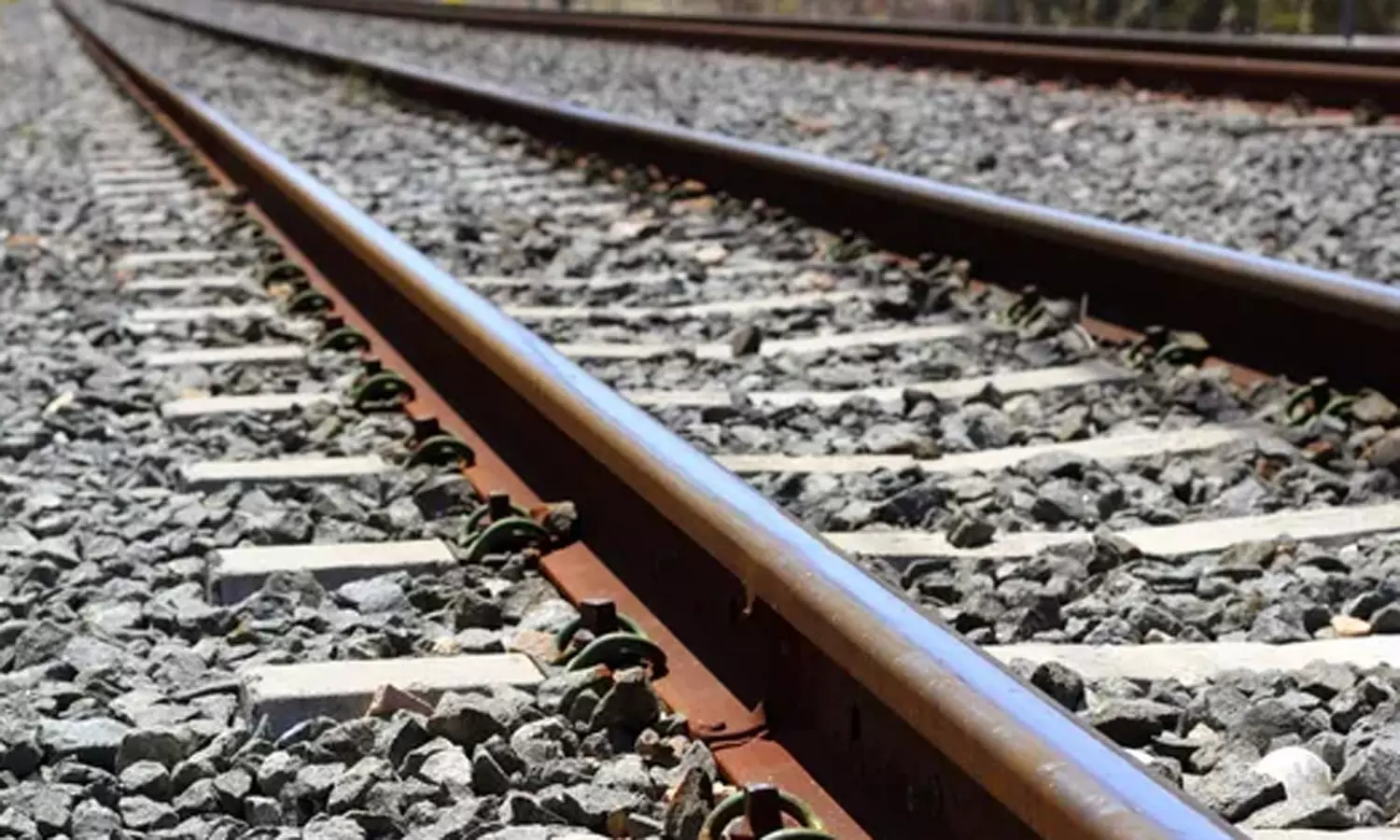 தண்டவாளத்தில் தலை வைத்து தூங்கிய 3 வாலிபர்கள் எக்ஸ்பிரஸ் ரெயில் மோதி பலி