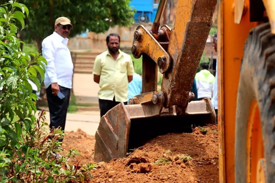 ஊட்டி காந்தல் அருகே நடைபாதை புதுப்பிக்கும் பணி ஊட்டி காந்தல் அருகே நடைபாதை புதுப்பிக்கும் பணி