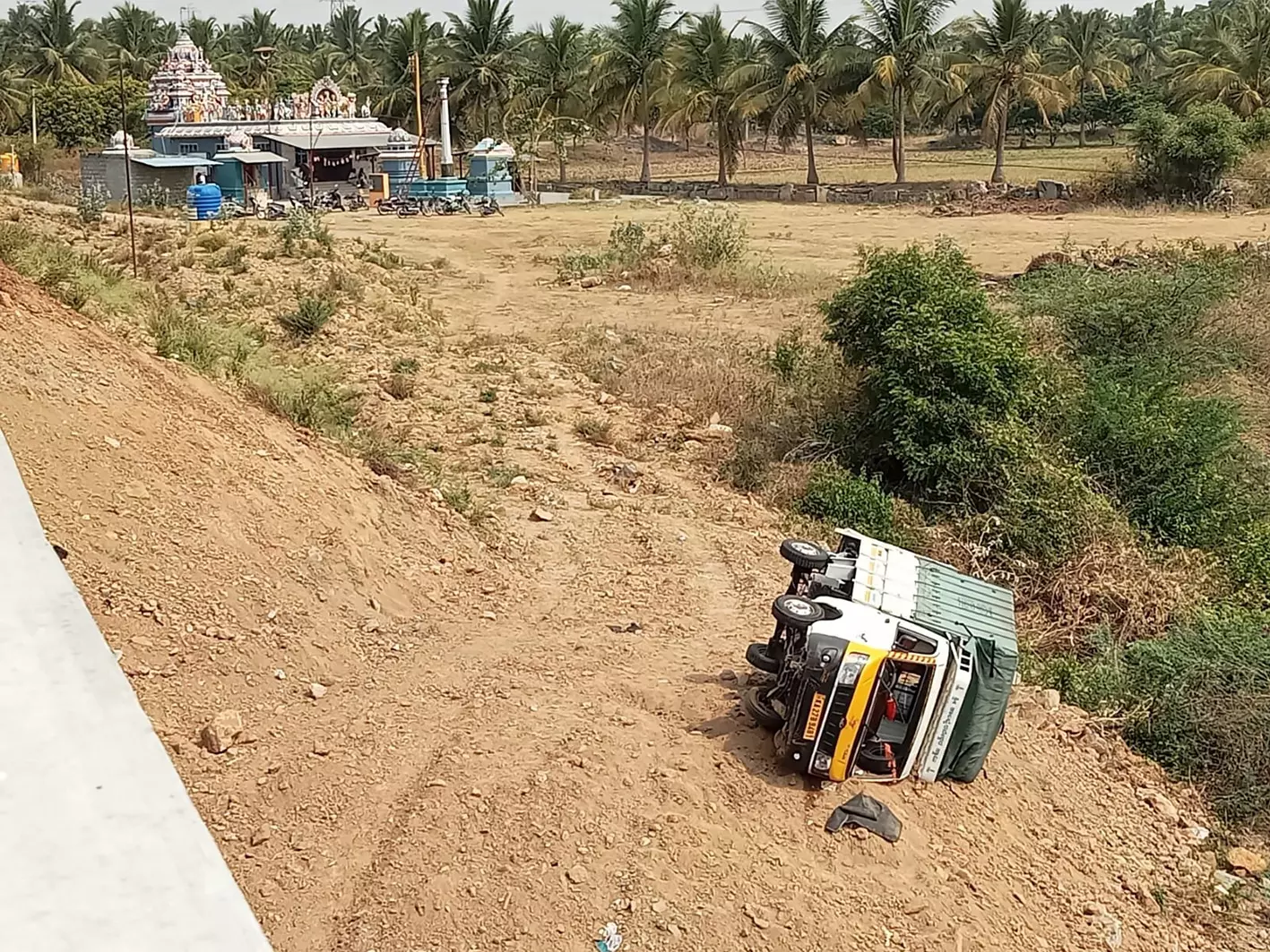 விபத்துகளை தடுக்க பாம்பாறு பாலம் அருகில் விழிப்புணர்வு பலகை வைக்க கோரிக்கை விபத்துகளை தடுக்க பாம்பாறு பாலம் அருகில் விழிப்புணர்வு பலகை வைக்க கோரிக்கை