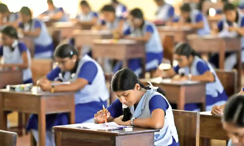 10ம் வகுப்பு பொதுத்தேர்வு: ஆங்கில பாடத்தில் 5 மார்க் போனஸ்- தேர்வுத்துறை உத்தரவு