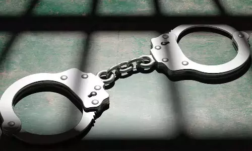 சந்தேகப்பட்ட கணவரை கத்தியால் குத்திய மனைவி- போலீசார் கைது செய்தனர்