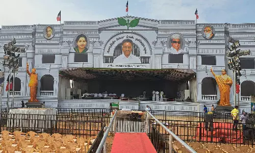 கொடி, சின்னம் பயன்படுத்திய விவகாரம்: நடவடிக்கை எடுக்காவிட்டால் வழக்கு தொடருவோம் அ.தி.மு.க. நிர்வாகிகள்