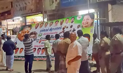 பெரியகுளத்தில் திருச்சி மாநாட்டுக்காக வைத்த ஓ.பி.எஸ்.பேனர்கள் அகற்றம்