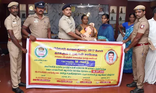 சாலை விபத்தில் இறந்த போலீஸ் குடும்பத்துக்கு நிதி உதவி