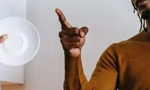 இளம் பெண்ணுக்கு கொலை மிரட்டல்