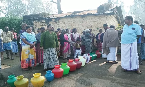 கொடைக்கானலில் குடிநீர் கேட்டு காலி குடங்களுடன் சாலை மறியல்