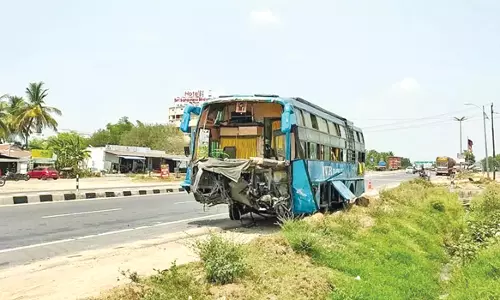 குமாரபாளையம் அருகே, விபத்துஆம்னி பஸ் பள்ளத்தில் சரிந்தது