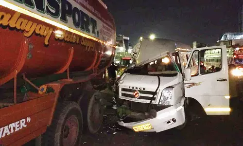 கோயம்பேட்டில் தண்ணீர் லாரி மீது வேன் மோதல்- டிரைவர் பலி மெட்ரோ ரெயில் தொழிலாளர்கள் 2 பேர் படுகாயம்