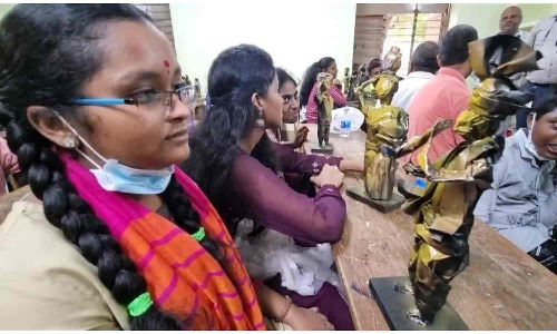 மாணவர்களுக்கு பொம்மை தயாரிப்பு பயிற்சி