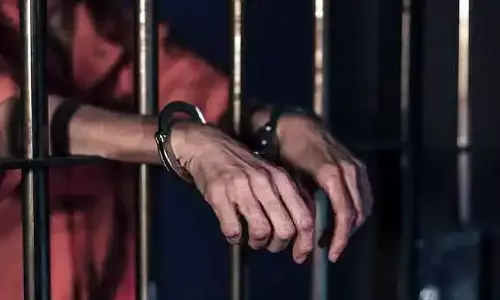 பாளையில் ஒரு லோடு ரூ.5 ஆயிரத்துக்கு விற்பனை-மார்க்கெட் கட்டிட கழிவுகளை லாரிகளில் திருடி விற்றவர் கைது