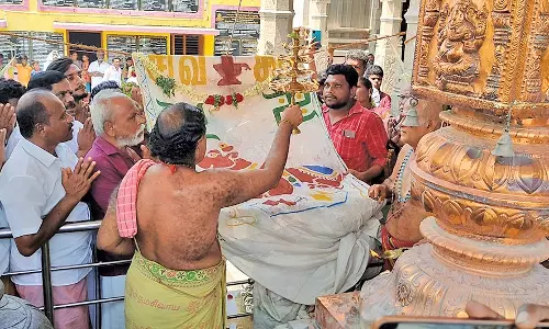 விளாத்திகுளம் மீனாட்சி சுந்தரேஸ்வரர் ஆலய சித்திரை திருவிழா கொடியேற்றம் - பணிகளை மார்க்கண்டேயன் எம்.எல்.ஏ. ஆய்வு