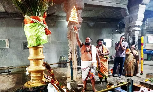 குறுக்குத்துறை முருகன் கோவில், பாளை திரிபுராந்தீஸ்வரர் கோவிலில் சித்திரை திருவிழா கொடியேற்றம்