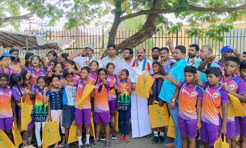 பிளாஸ்டிக் பயன்பாட்டை தடுக்க வலியுறுத்தி பொதுமக்களுக்கு  துணிப்பை