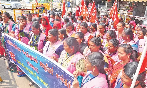 நாகர். கலெக்டர் அலுவலகம் முன்பு மக்களை தேடி மருத்துவ ஊழியர் சங்கத்தினர் ஆர்ப்பாட்டம்