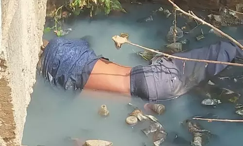 சாக்கடையில் கிடந்த வாலிபர் பிணம்