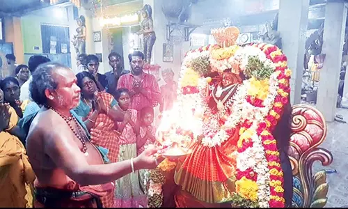 செல்ல முத்துமாரியம்மன் கோவிலில் புஷ்ப பல்லக்கில் அம்மன் வீதியுலா