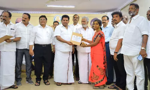 மாண்டஸ் புயலால் பாதிக்கப்பட்ட 124 மீனவர்களுக்கு ரூ.4.67 கோடி நிவாரண உதவி- அமைச்சர்கள் வழங்கினர்