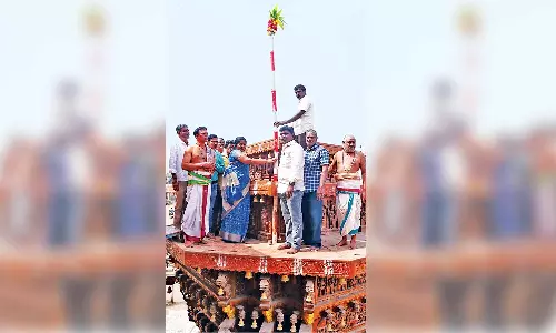 தஞ்சை பெரிய கோவிலில் சித்திரை பெருவிழாவை யொட்டி தேரில் பந்தக்கால் நடும் நிகழ்ச்சி