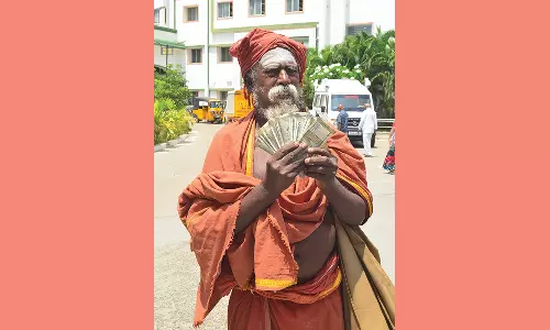 கோவை கலெக்டர் அலுவலகத்தில் முதலமைச்சர் பொது நிவாரண நிதிக்கு ரூ.10 ஆயிரம் நிதி வழங்கிய யாசகர்