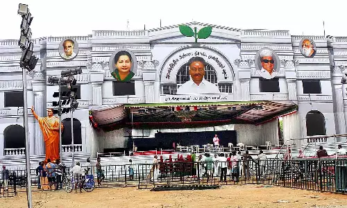 திருச்சியில் ஓபிஎஸ் தலைமையில் பிரமாண்ட மாநாடு- தொண்டர்கள் குவிந்தனர்