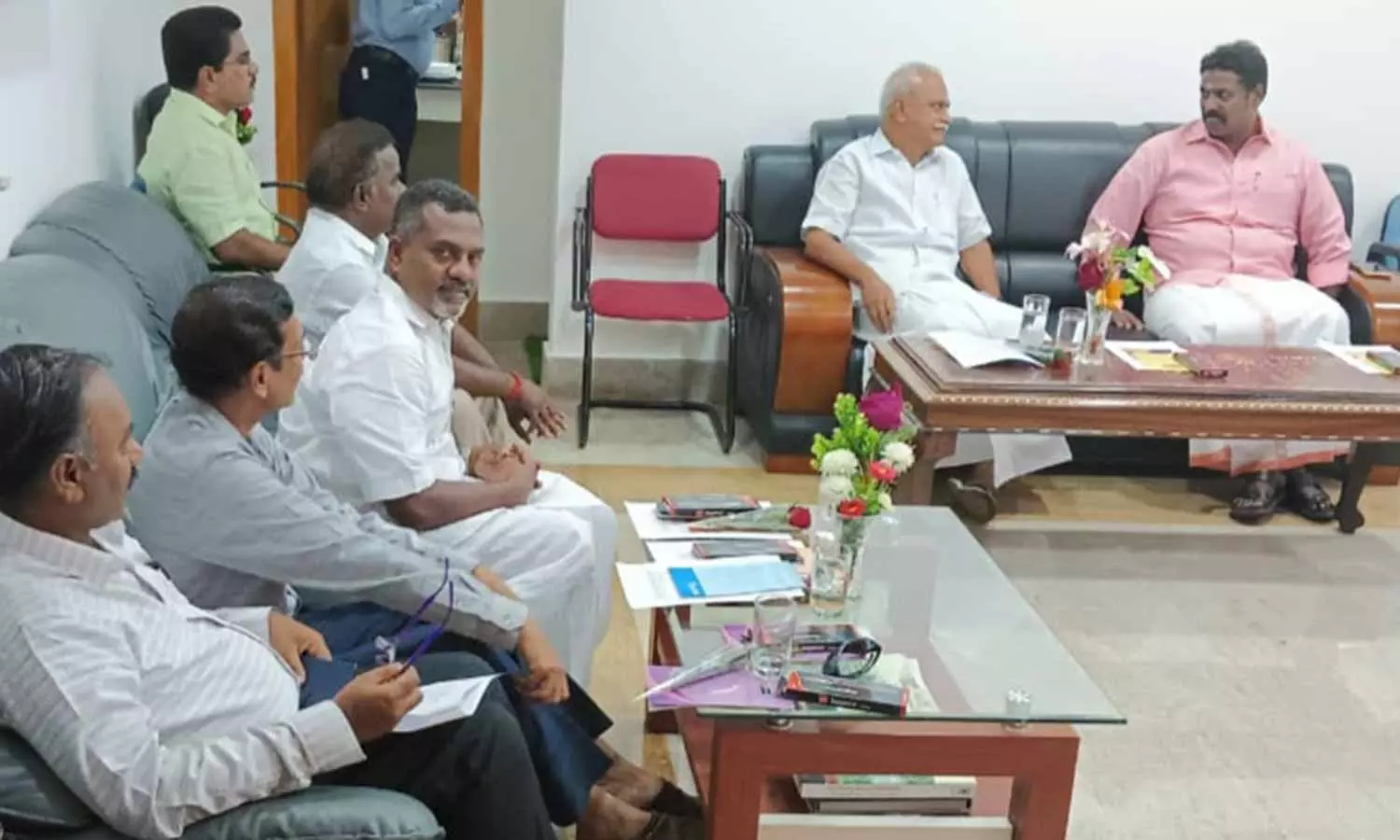 புதுவை விமான நிலையத்தை சேதாரபட்டுக்கு கொண்டு செல்லலாமா? புதுவை விமான நிலையத்தை சேதாரபட்டுக்கு கொண்டு செல்லலாமா?