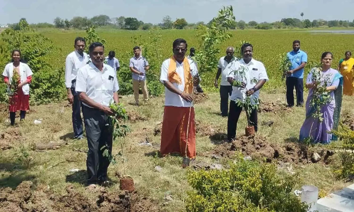 கிருமாம்பாக்கம் ஏரியில் மரக்கன்றுகள் நடப்பட்டது கிருமாம்பாக்கம் ஏரியில் மரக்கன்றுகள் நடப்பட்டது
