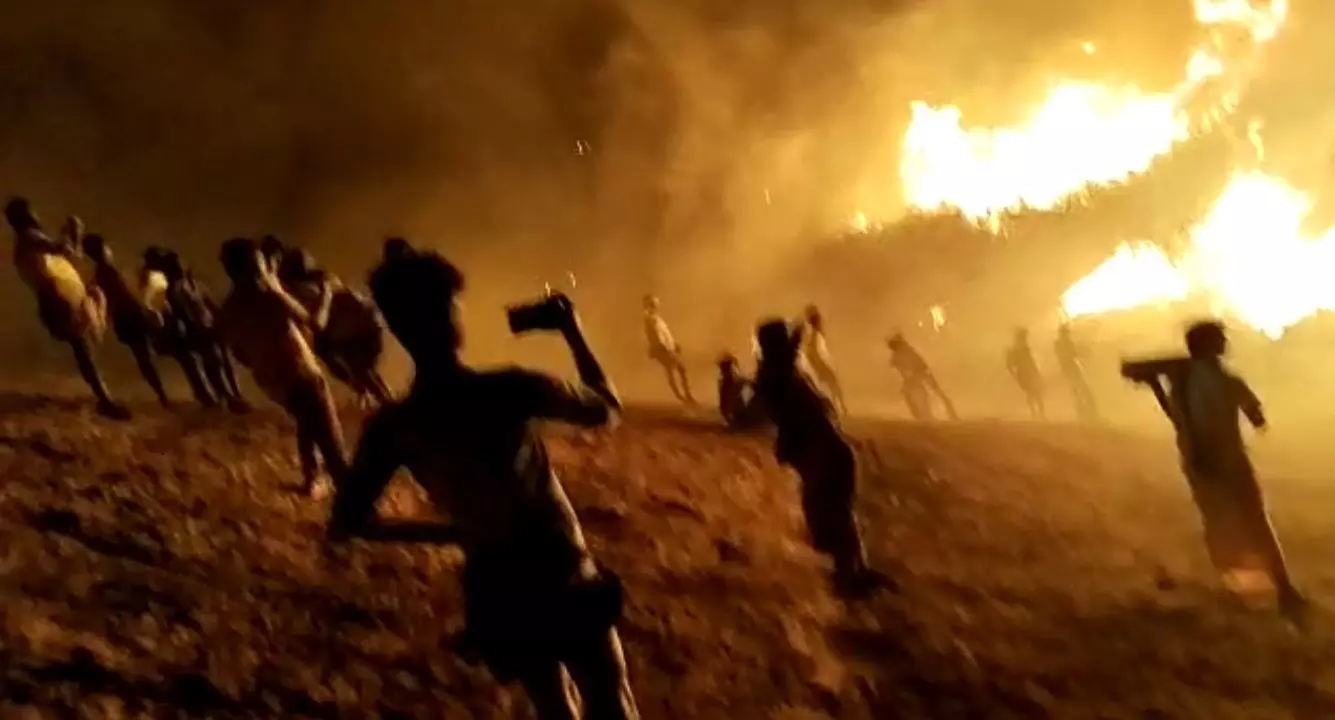 காட்டுதீயை அணைக்க உதவாமல் படம் எடுப்பதில் ஆர்வம் காட்டிய இளைஞர்கள்