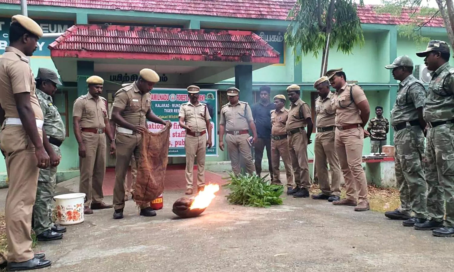 களக்காட்டில் தீயணைப்பு, வனத்துறை கூட்டு பயிற்சி களக்காட்டில் தீயணைப்பு, வனத்துறை கூட்டு பயிற்சி
