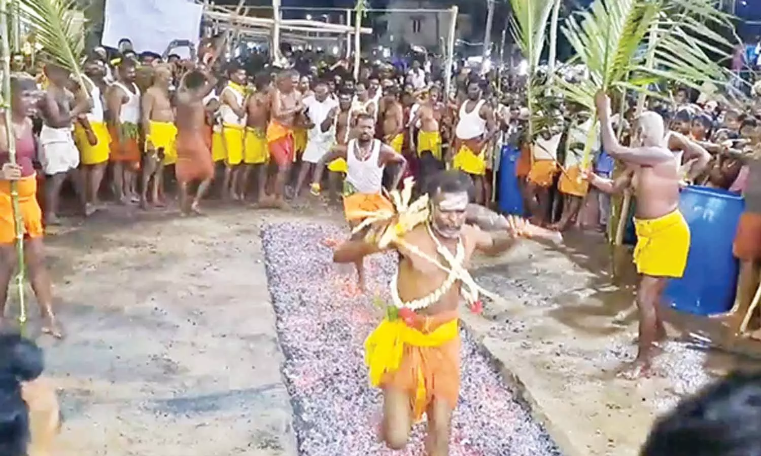 செல்லமுத்து மாரியம்மன் கோவிலில் தீமிதி திருவிழா செல்லமுத்து மாரியம்மன் கோவிலில் தீமிதி திருவிழா