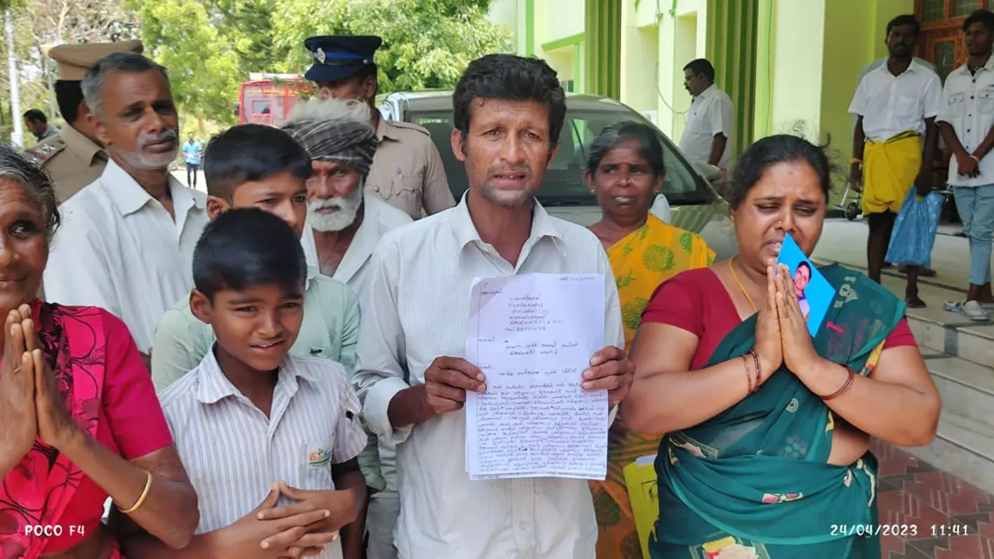 குடும்பத்துடன் வாலிபர் தீக்குளிக்க முயற்சி குடும்பத்துடன் வாலிபர் தீக்குளிக்க முயற்சி