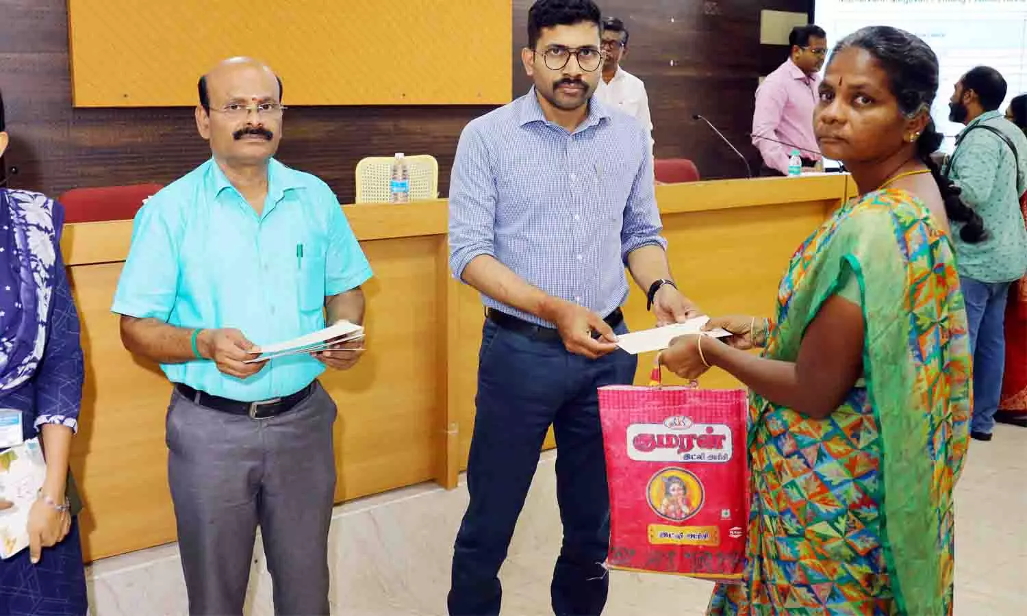 நீரில் மூழ்கி உயிரிழந்த நபர்களின் வாரிசுதாரர்களுக்கு நிவாரண நிதி - கலெக்டர் வழங்கினார் நீரில் மூழ்கி உயிரிழந்த நபர்களின் வாரிசுதாரர்களுக்கு நிவாரண நிதி - கலெக்டர் வழங்கினார்