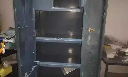 வீட்டு கதவை உடைத்து 10 சவரன், ரூ.30 ஆயிரம் கொள்ளை