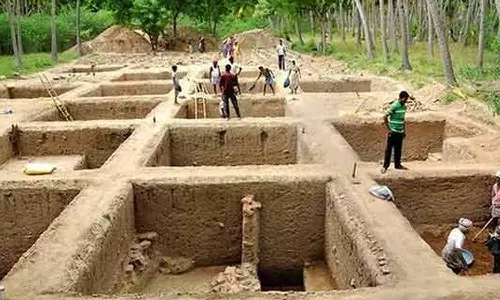 கீழடியில் நடந்து வரும் 9-ம் கட்ட அகழாய்வு பணியில் மிகப்பெரிய தரைதளம் கண்டுபிடிப்பு