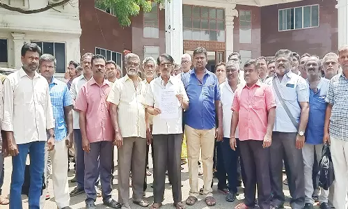 தேனியில் டாஸ்மாக் ஊழியர் சங்கத்தினர் தர்ணா