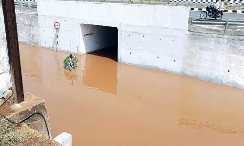 நத்தம் அருகே சுரங்கப்பாதையில் தேங்கிய மழைநீரால் போக்குவரத்து பாதிப்பு