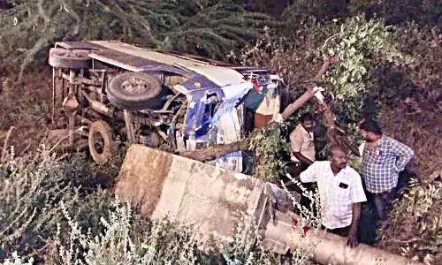 மேலூர் அருகே நள்ளிரவில் பள்ளத்தில் வேன் கவிழ்ந்து 19 பேர் படுகாயம்