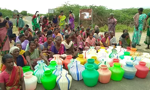 கிராம மக்கள் காலி குடங்களுடன் திடீர் சாலை மறியல்