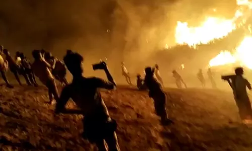 காட்டுதீயை அணைக்க உதவாமல் படம் எடுப்பதில் ஆர்வம் காட்டிய இளைஞர்கள்