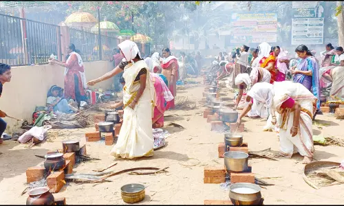 கொல்லங்கோடு பத்ரகாளியம்மன் கோவிலில் பத்தாம் உதய பொங்கல் வழிபாடு: ஏராளமான பெண்கள் பங்கேற்பு