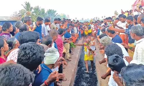 மாவுரெட்டியில் மகா மாரியம்மன் கோவில் தீமிதி விழா