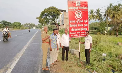 விபத்து ஏற்படும் பகுதியில் விழிப்புணர்வு பதாகைகள்