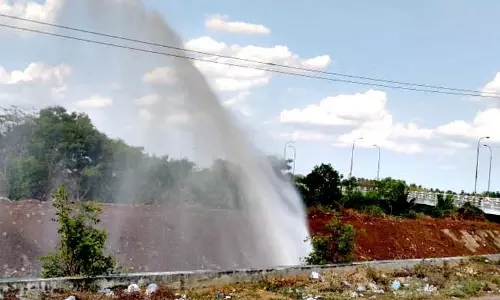 ராட்சத குழாயில் உடைப்பு