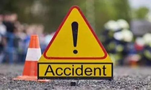 ஏர்வாடி அருகே மோட்டார் சைக்கிள் மீது லோடு ஆட்டோ மோதல் - கணவன், மனைவி படுகாயம்