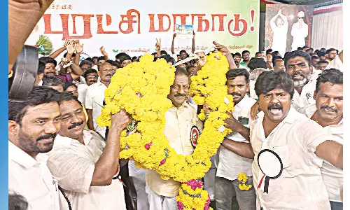 ஓ.பன்னீர்செல்வத்துக்கு ஆளுயர மாலை அணிவித்த மதுரை நிர்வாகிகள்