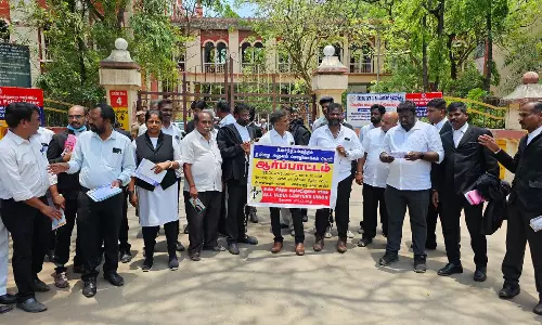 கோவையில் வக்கீல்கள் ஆர்ப்பாட்டம்